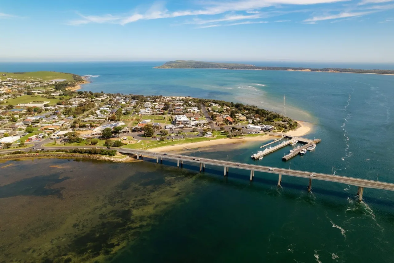 San Remo 栈桥与 Phillip Island 大桥的航拍总览，可见港池、岸线和周边浅滩